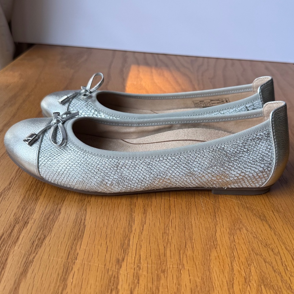 Vionic Minna Ballet Flats Womens Size 7.5 Silver Metallic Leather Snake Print